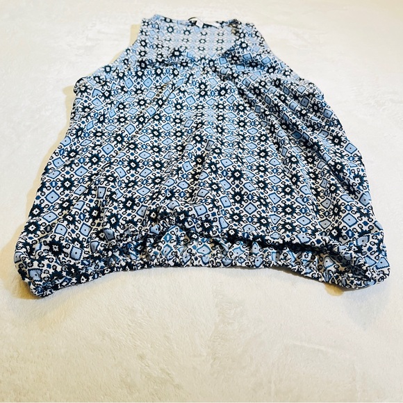 Sleeveless Geometric Print Top in Blue and Black - Picture 3 of 5